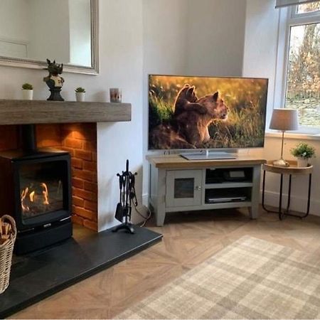 Woodland Cottage - Private Courtyard - Pet Friendly Retreat In The Heart Of ווינדרמר מראה חיצוני תמונה